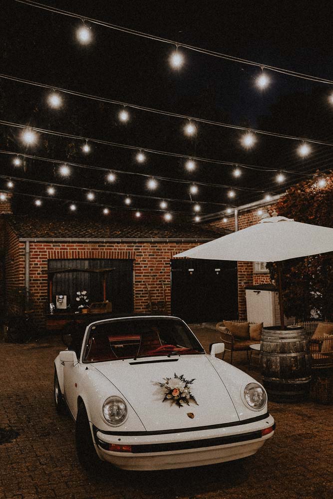 Alter weißer Porsche im Scheunentraum in Aachen